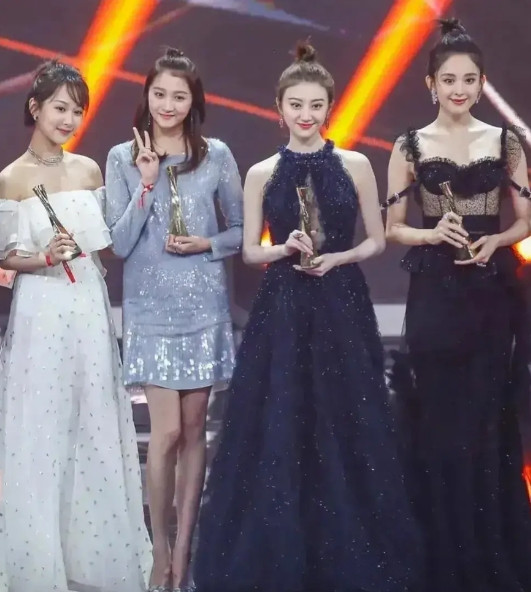 关晓彤从小美到大，景田自然美，娜扎公认的天然大美女，杨紫女大十八变，越来越美。