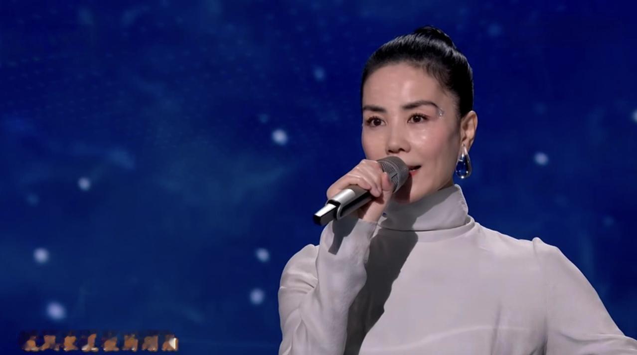 央视马年春晚歌舞类收视排行榜出炉啦！首先是国民组合凤凰传奇，一张嘴就是年味。