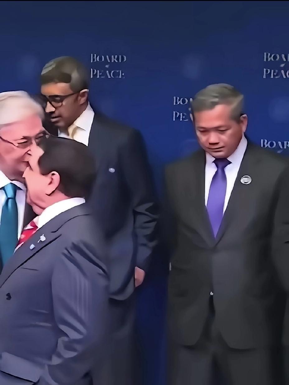 柬埔寨首相洪马内去纽约联合国总部开会，在等候的间隙，各国领导人围拢在一起，聊得很