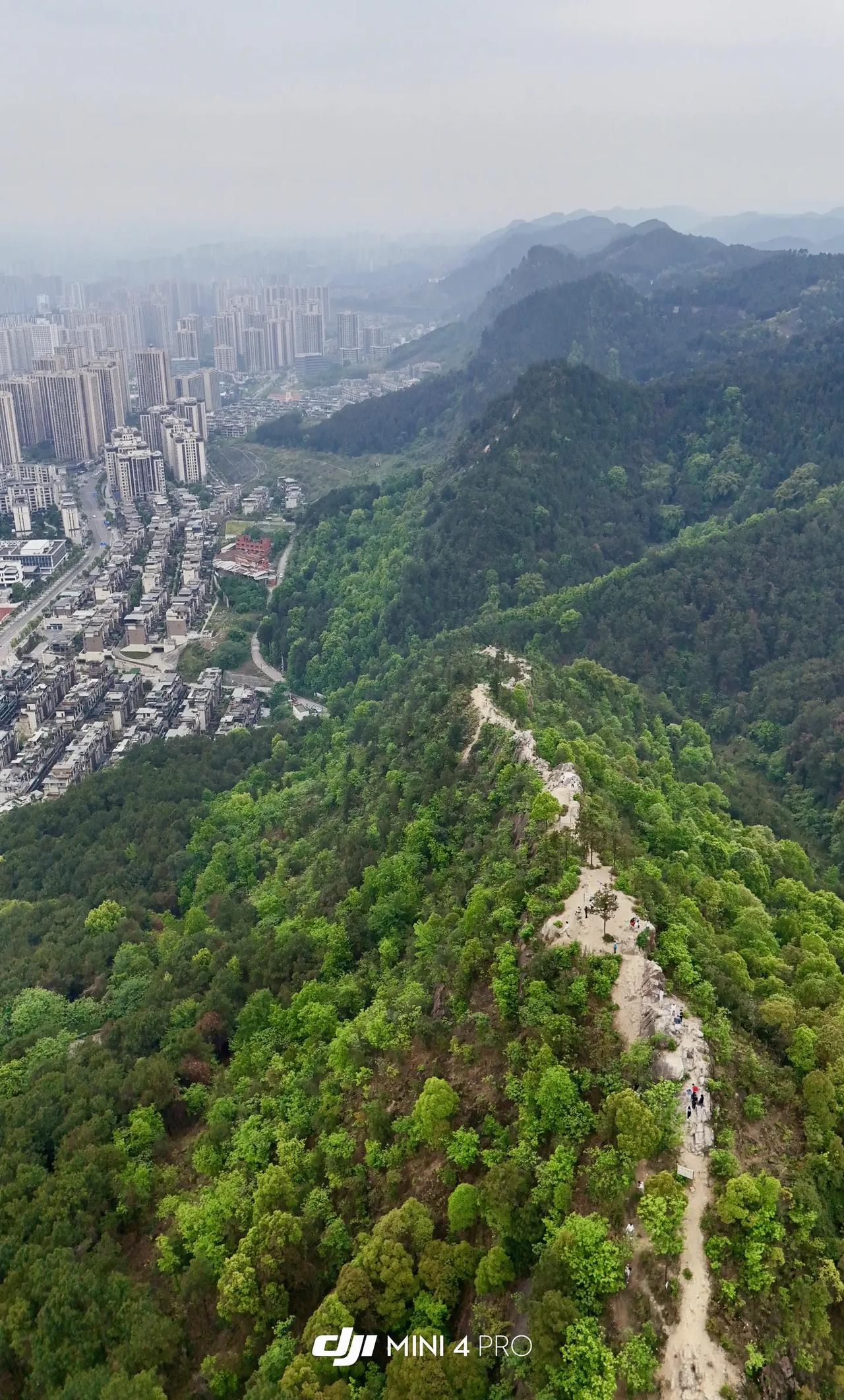 上周和朋友一起爬重庆的刀片岩，一路爬得气喘吁吁，到了山顶才发现——眼前的风光真的