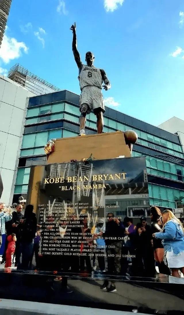 那么多球迷拿FMVP说事，为什么湖人为科比立雕像压根不屑提到那两个FMVP？​