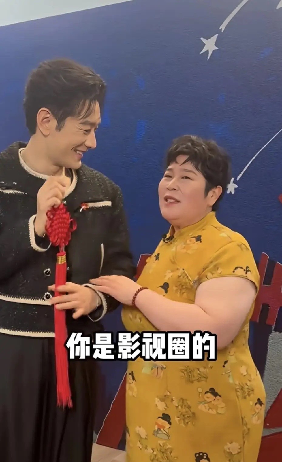 黄晓明现在都怎么了，他戴假发片我理解，他穿小香风衣服我理解，为什么不把衣服扣好就