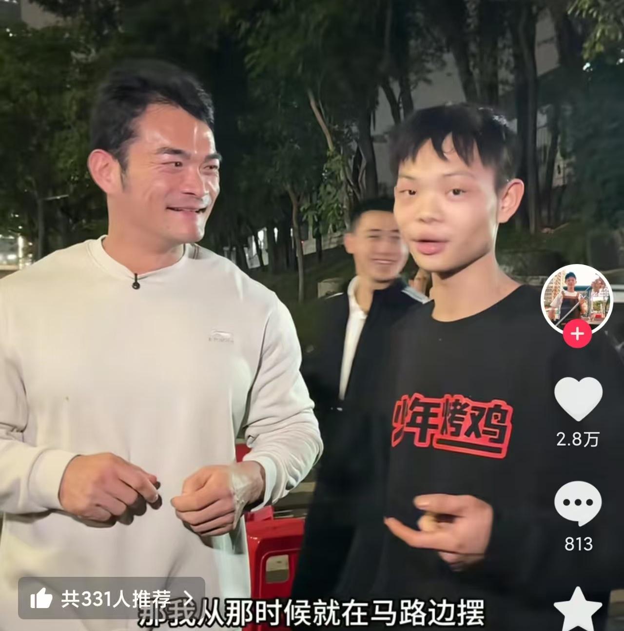 深圳16岁的烧鸡少年感谢了他的贵人李维刚。烧鸡小陈能火，能够月入几十万，李维刚是