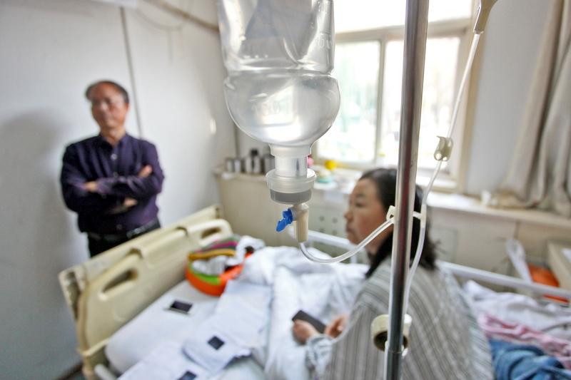 揪心！一家4姐妹3个查出卵巢癌！医生含泪警示：这症状别硬扛家人们，今天这个