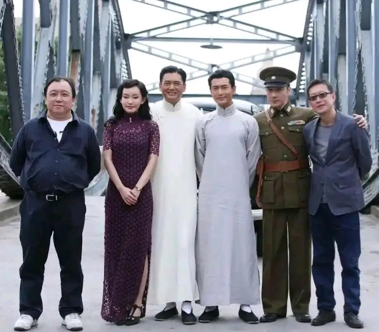 从跟周润发这张合影上来看，黄晓明真实身高多少？