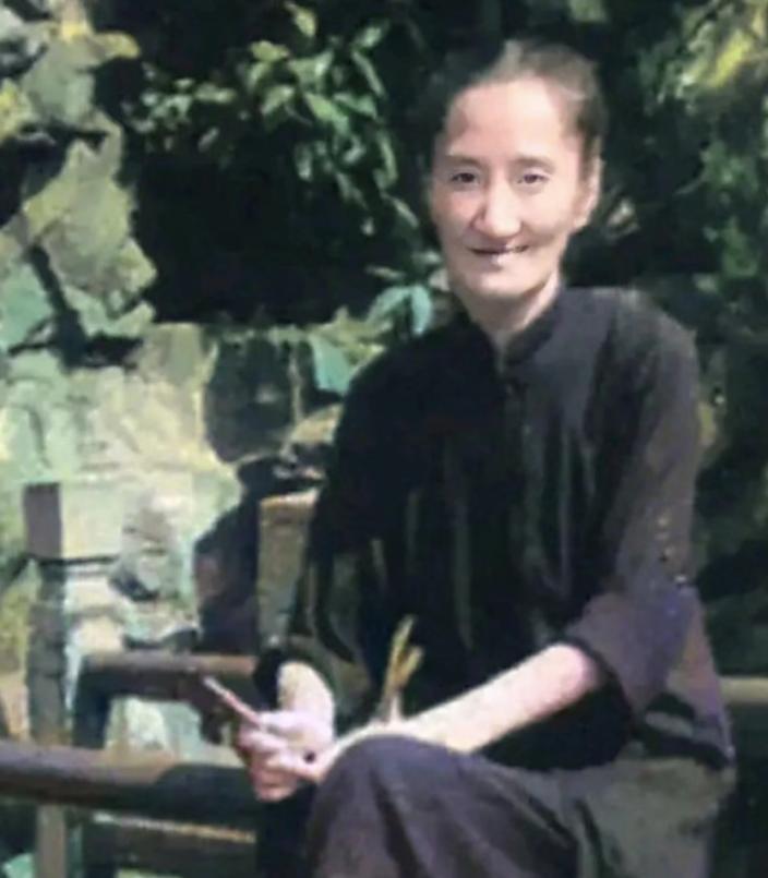 这是1963年的陆小曼，此时她已经60岁。昔日惊艳四座的北平名媛成了花甲之年