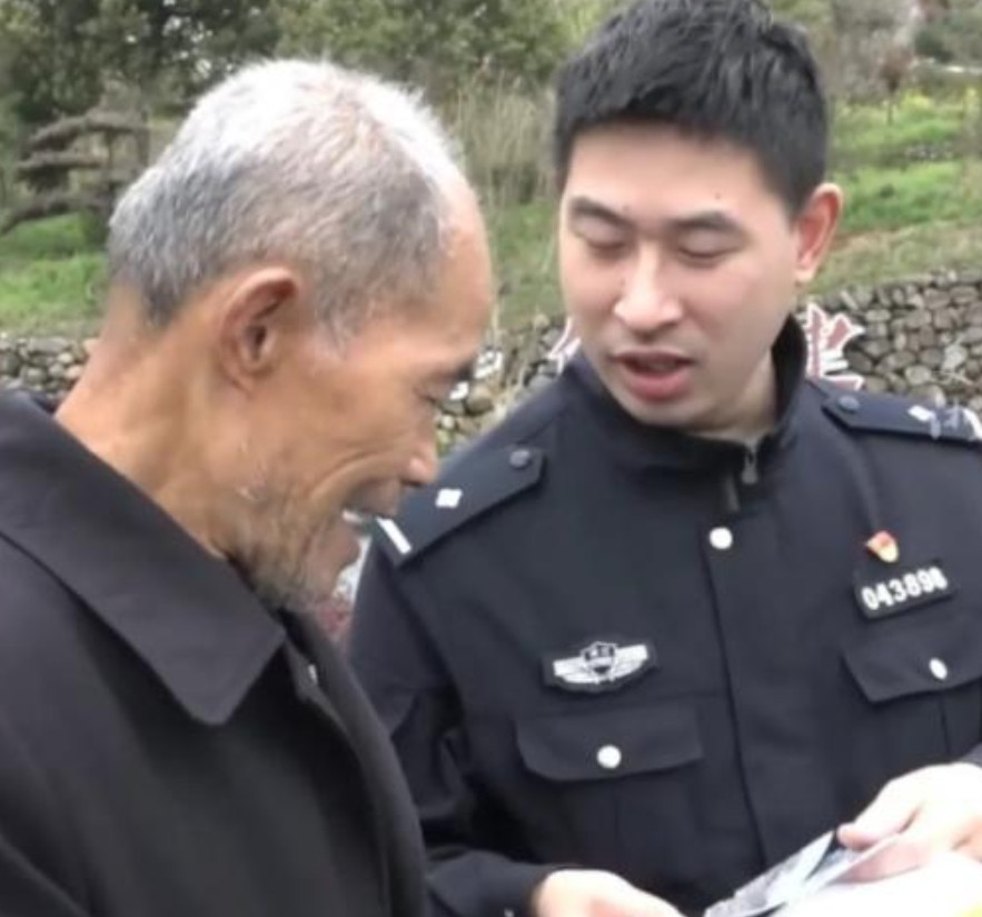 浙江一位75岁的老人第一次游览长城，途中请一名陌生人帮忙拍照，没想到几天后警察找