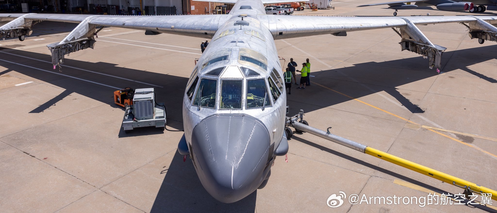 B-52的自行车式起落架系统，所有四个主起落架支柱都能左右旋转20度，一边在侧风