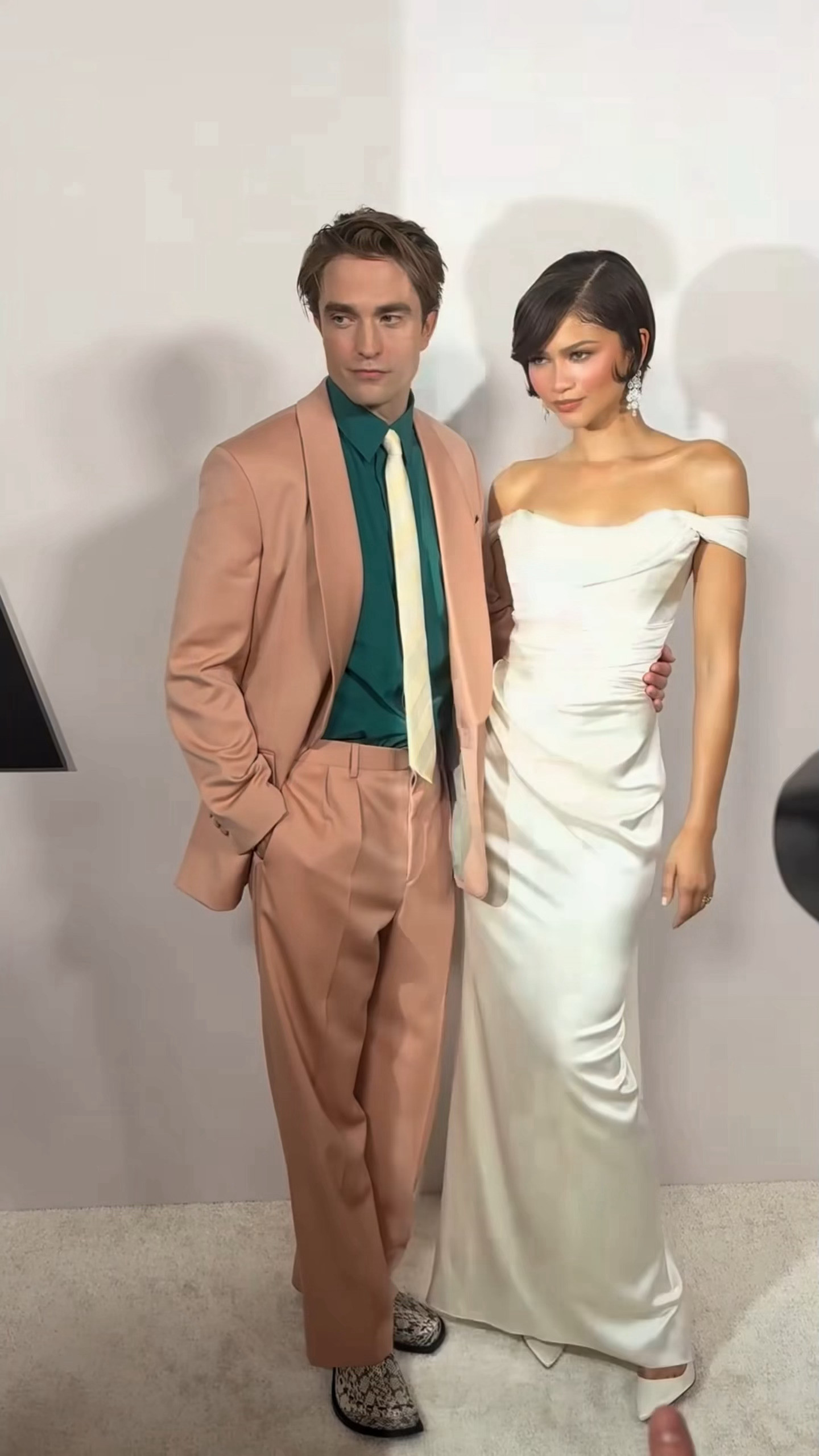 Zendaya亮相新作《爱情抓马》北美首映红毯礼服正是出自姐2015年首次