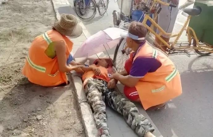 烈性犬闯小区伤人！两名环卫工遇袭，一逃一重伤，谁为悲剧买单？浙江绍兴这起烈犬