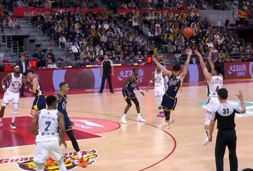 大学生球员劈叉投篮又多了一个邬挺嘉，直接把徐杰干伤倒地不起，最后返回更衣室！