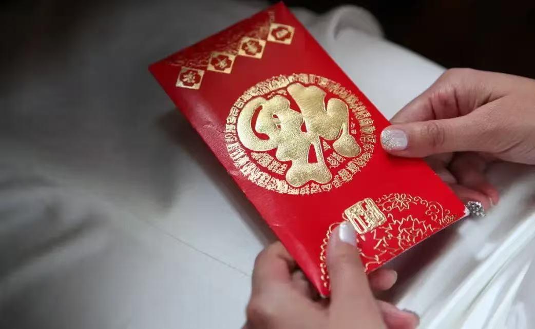 昨天我同学家招待，给她母亲过70岁生日，我随礼500元，结果回家后，我老公知道问