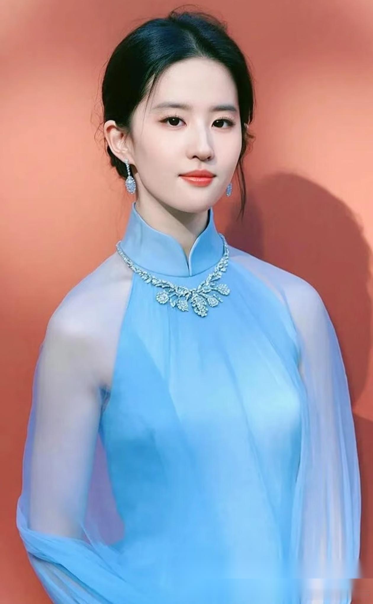 刘亦菲这份深厚家底，实在藏不住！不少人目光只停留在她的颜值与影视作品，深挖家世