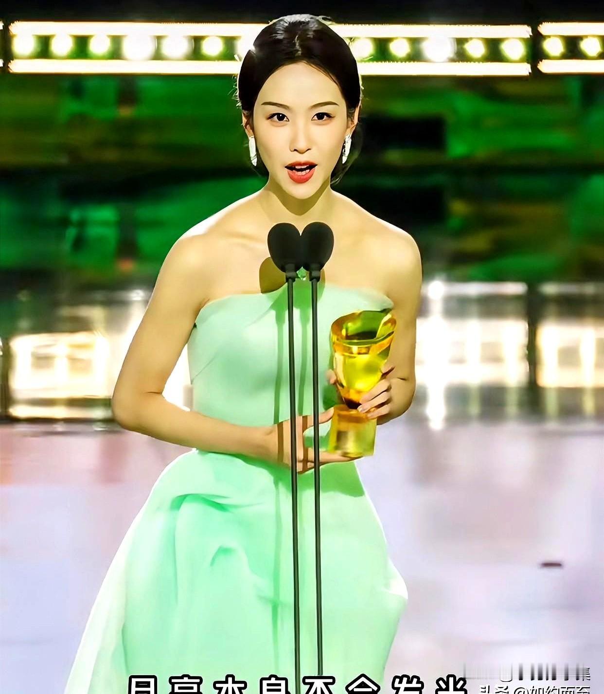 陈都灵这一开口，直接把娱乐圈的“绝望文盲”们衬得底裤都不剩。“月亮是不发光的，