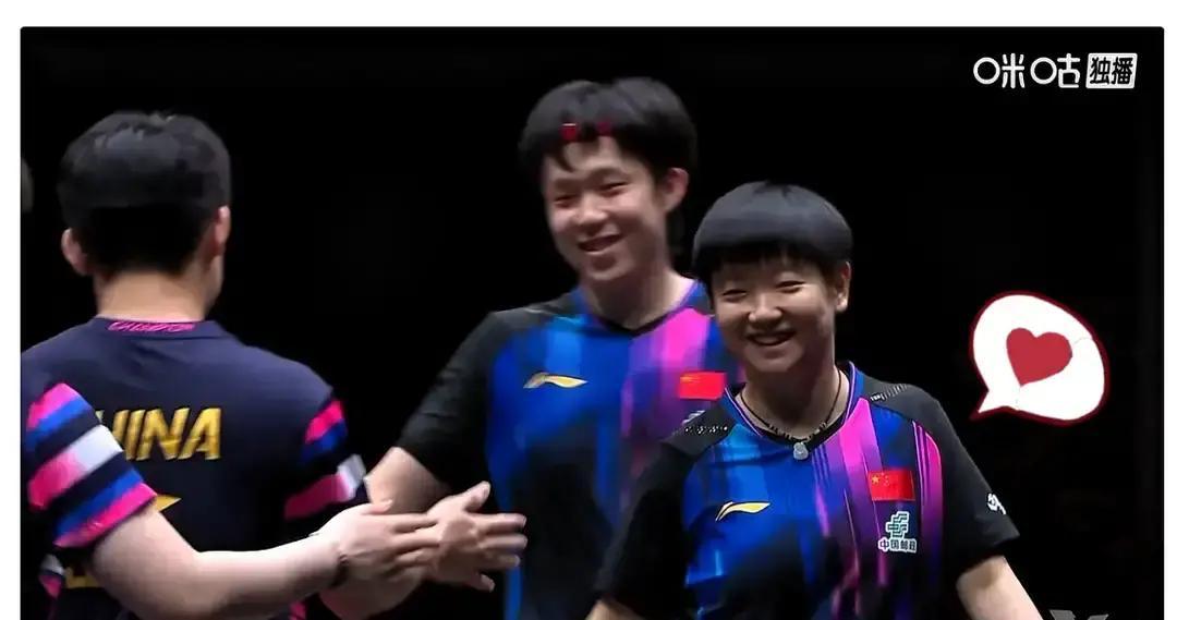 第三局打到5-10，莎头已经拿到赛点。林诗栋一个球擦边，裁判要核实。他突然