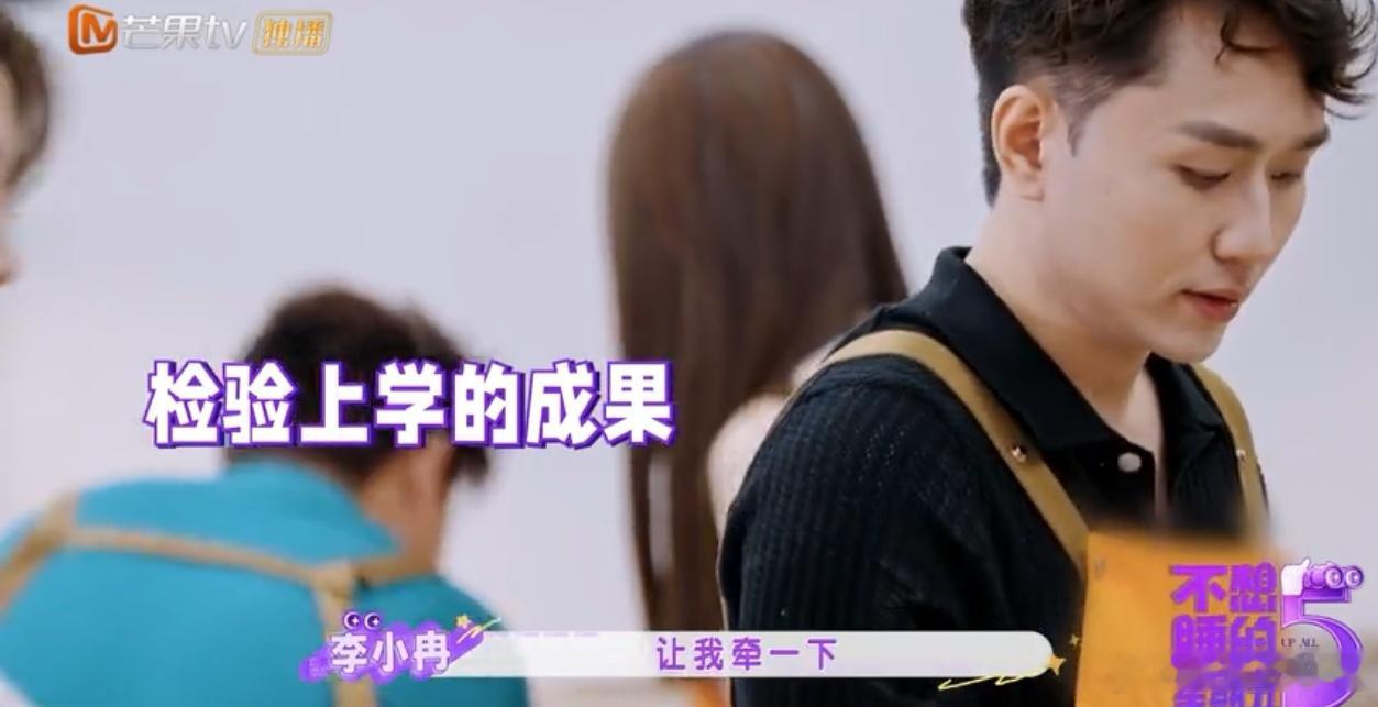 李小冉学习训狗不想睡的星期五认真学习训狗，用心去读懂狗狗，满满的耐心真的太加分
