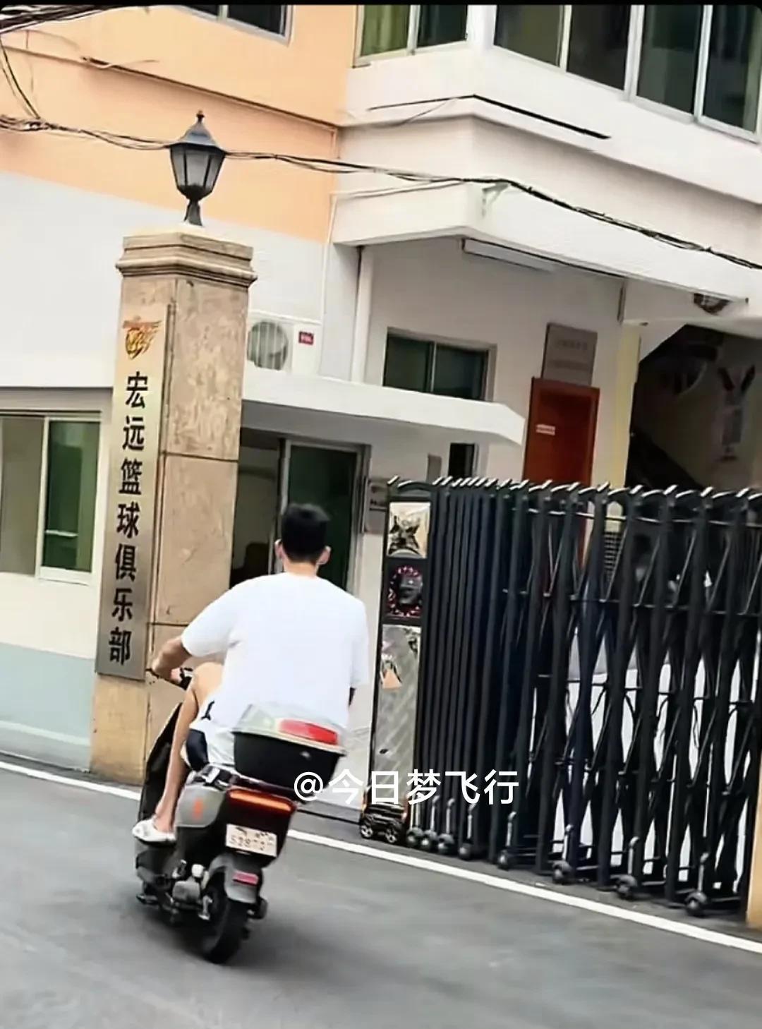 广东队小蛇走路一拐一拐！下午下训，小蛇徐昕骑着小电驴从南城训练馆回到俱乐部，第