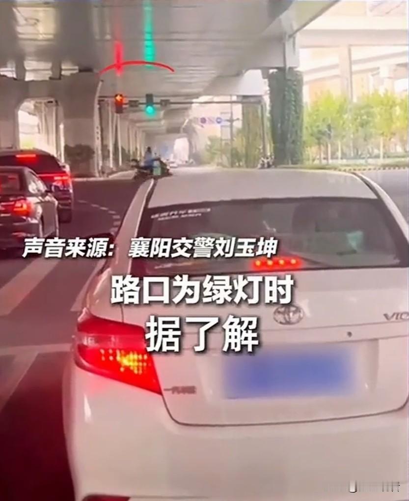 😱绿灯不走=扣6分罚200！2025交通新规太严，司机必看！现在开车真的不