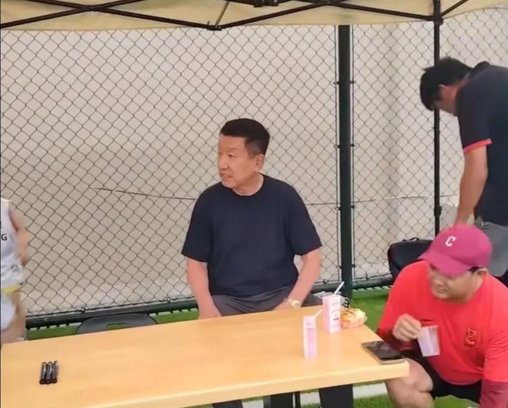 吓一跳！崔康熙抵达山东，让泰山队球迷心里一紧，不好的回忆涌上心头。幸亏不是卷土重