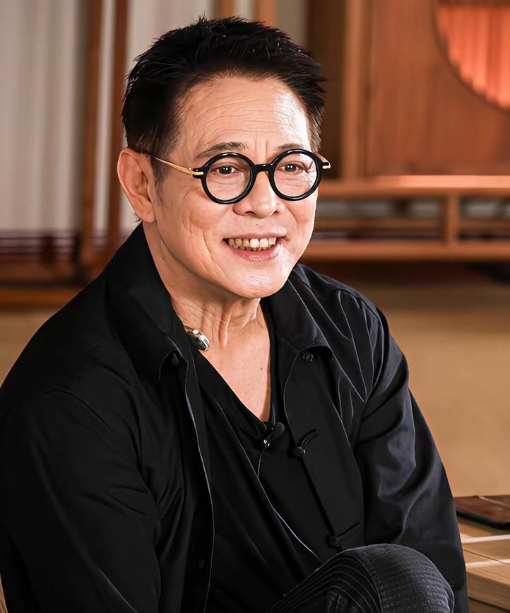 李连杰的回春术最近李连杰频频活动:蹦蹦跳跳、调皮捣蛋。身与心的状态都发生