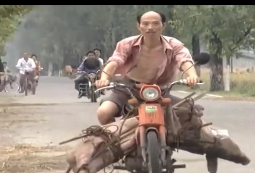 我们巴蜀笑星李伯清，在八十年代，穿个凉胶鞋，梳个大奔头，骑起嘉陵摩托车托起猪儿，