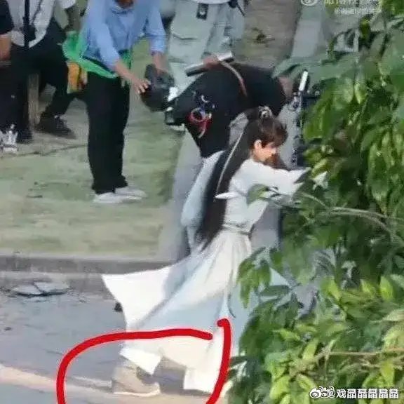 拍戏爱穿高跷，平时拖鞋也是特别增厚款