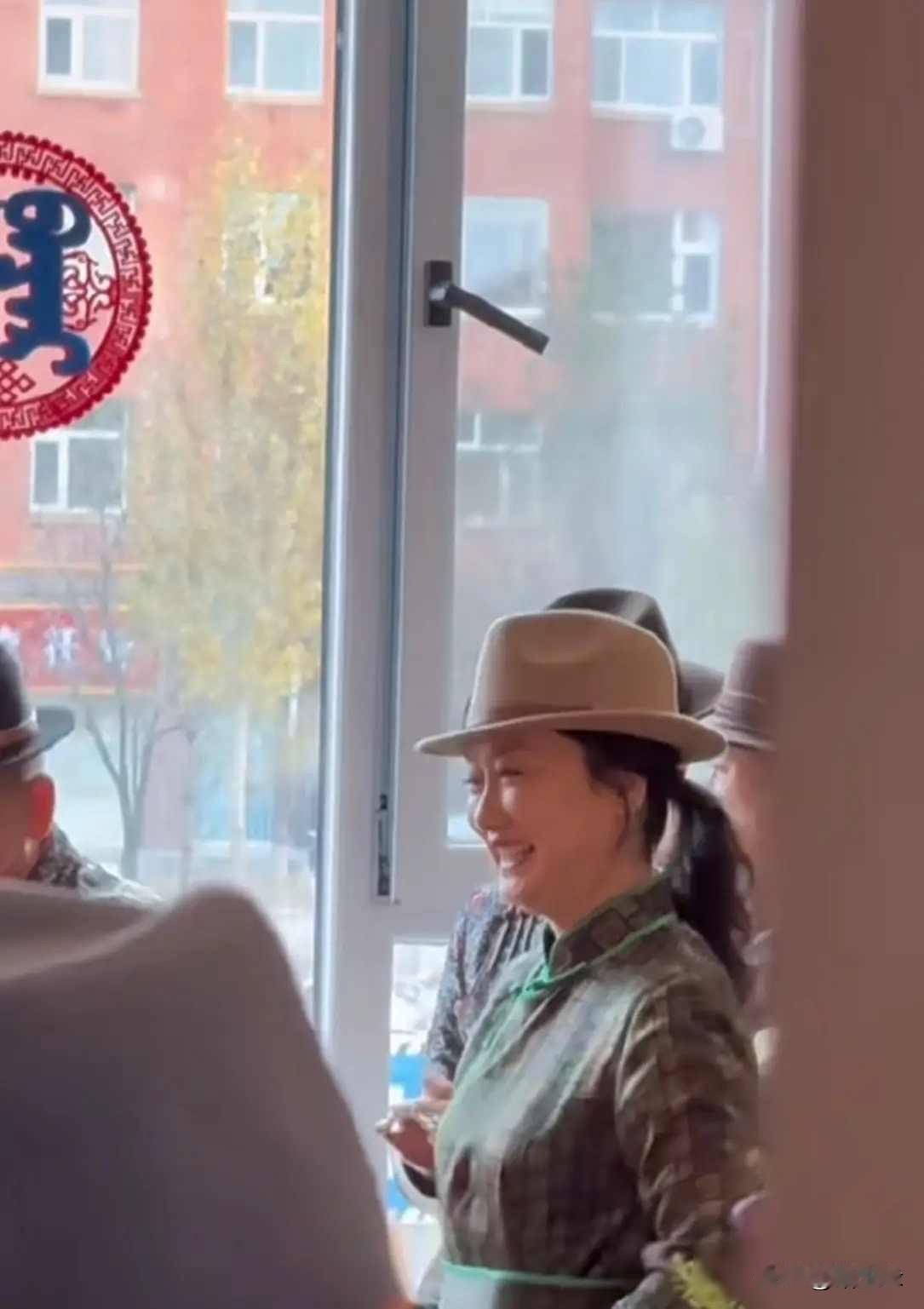 玲花最近出现在内蒙古鄂尔多斯外甥的婚礼上，穿着蒙古袍，头发扎成高马尾，看着挺放松