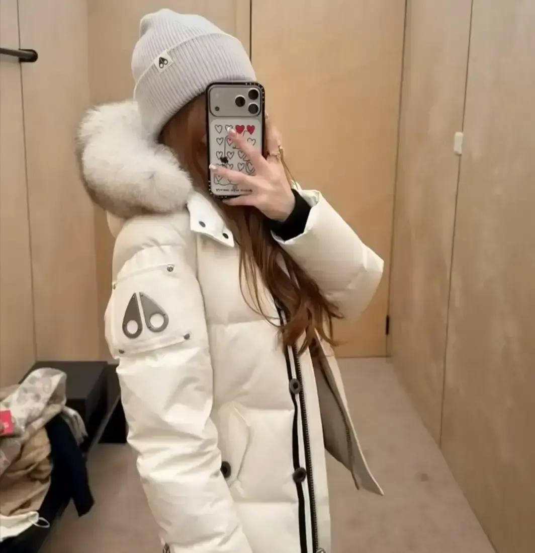 月薪4500的我看着同事把2800的羽绒服往身上一套，心里咯噔一下。那件衣服确