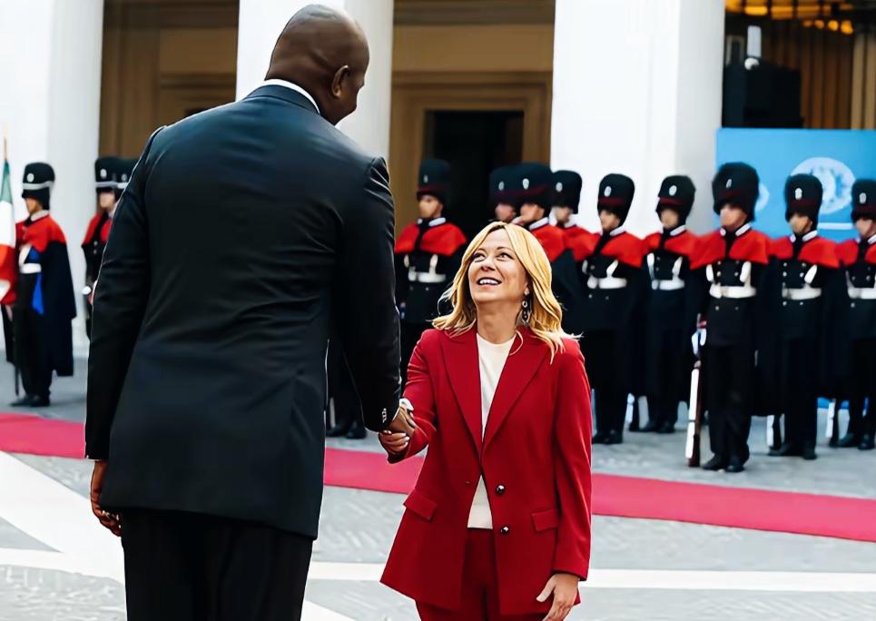 梅洛尼看向莫桑比克总统丹尼尔，这仰视的姿势是不是很标准啊？两人这样站在一起，一