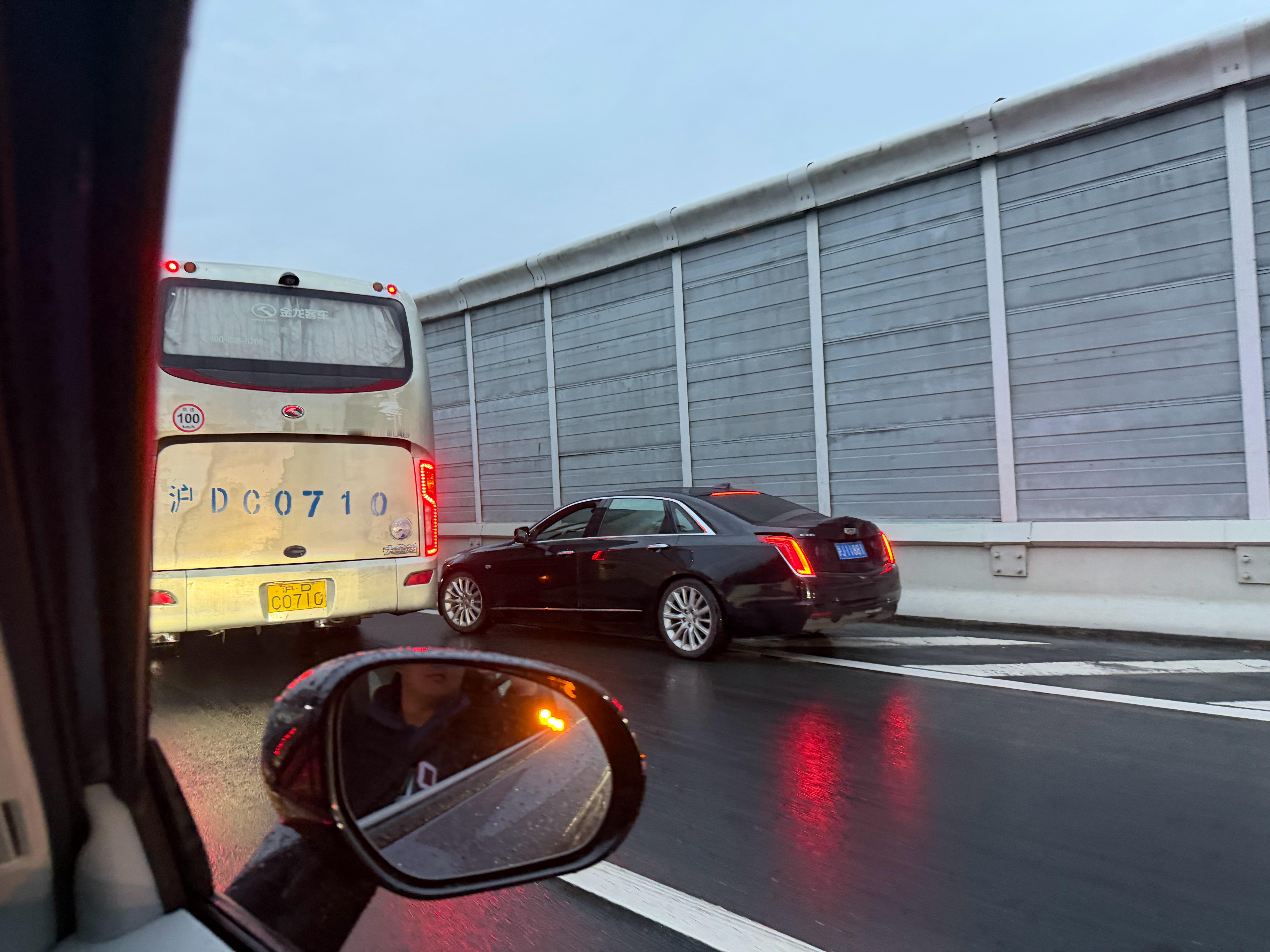 大巴司机脑子不行啊，插队一脚油门结果撞了前面的凯迪拉克，警察就在边上[捂脸哭]​