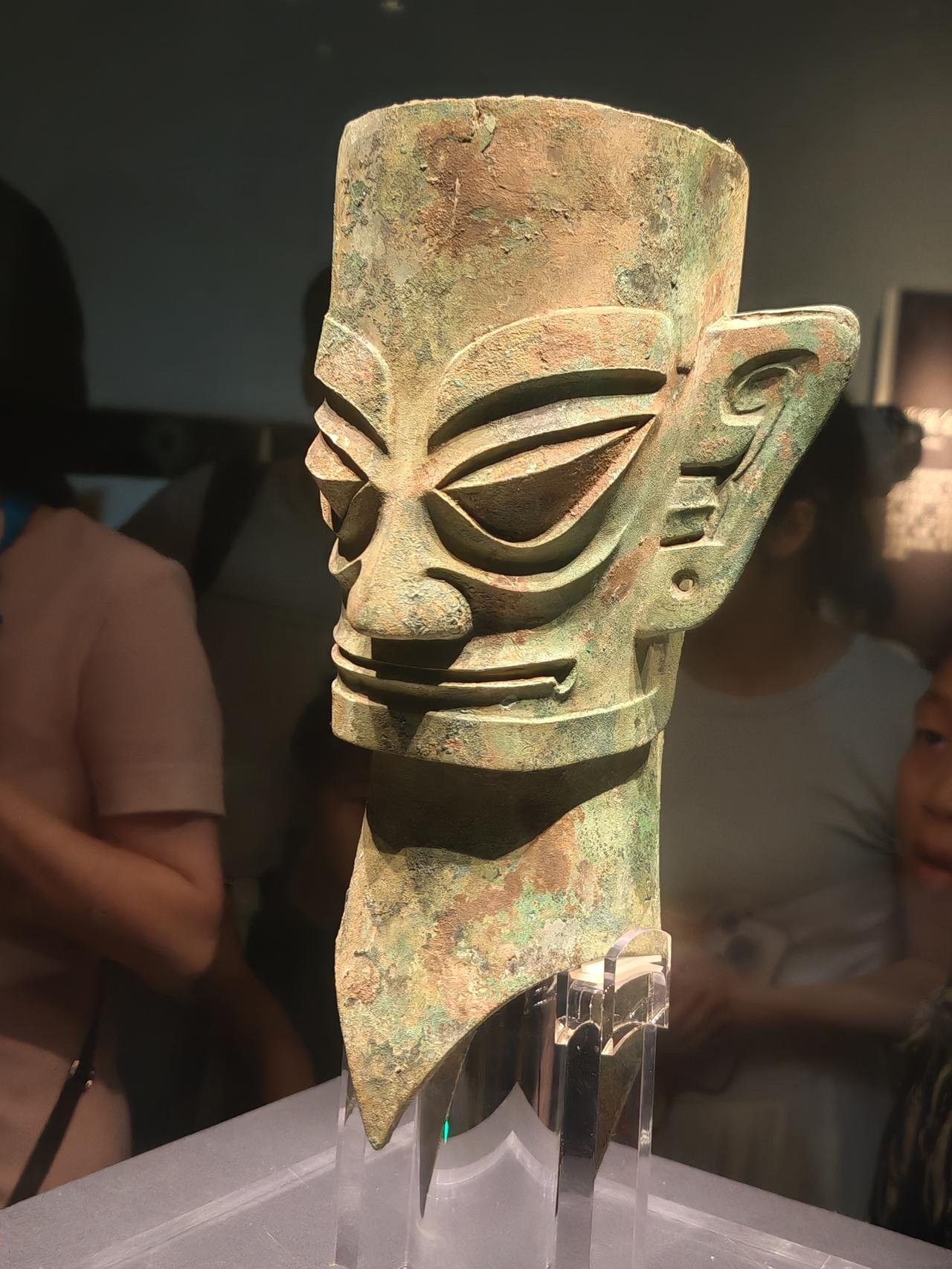 三星堆文物真的惊艳到所有人！就说那青铜神树，通高3.96米，重约400公斤，30