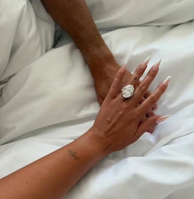 求婚钻戒💍价值百万美元灰姑娘童话成真：从女服务员到身价亿万巨星妻子的逆袭