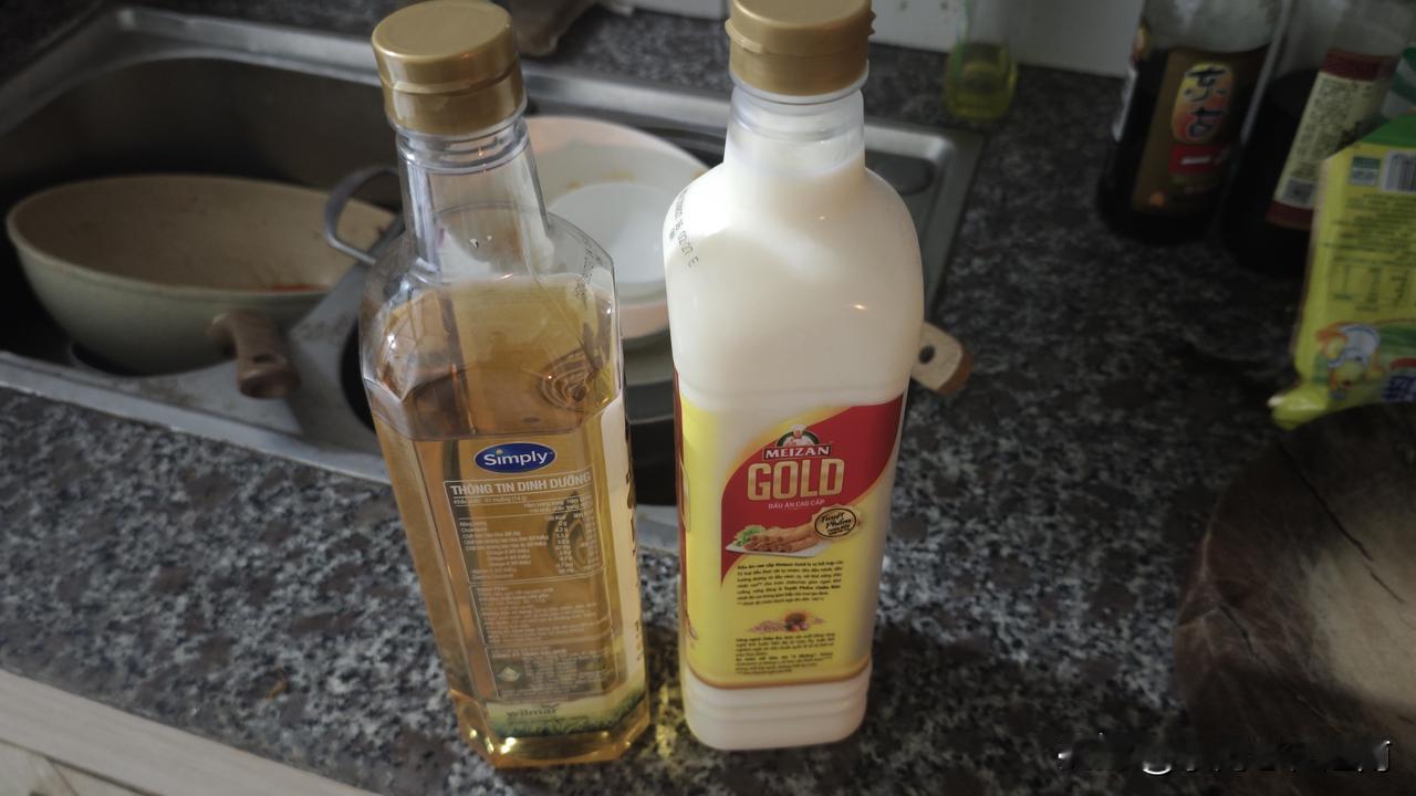 我不会买到假油了吧!前天我在超市里买了一瓶植物油，看包装上的图片，应该是豆植物