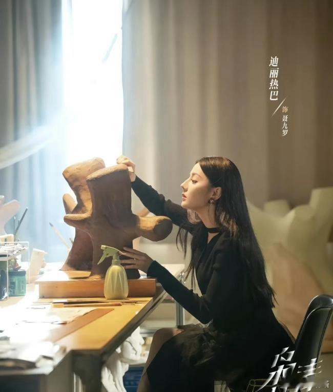 终于要开播了，迪丽热巴的新剧《枭起青壤》都市悬疑+爱情冒险，改编自尾鱼同名小说。