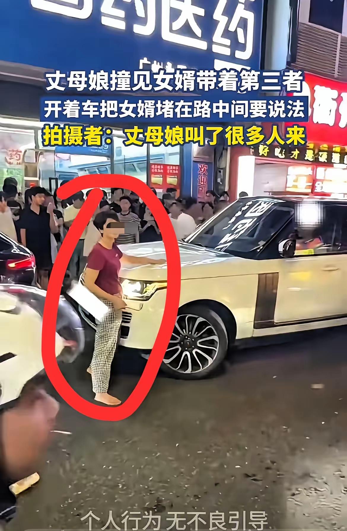 七夕半夜，一辆保时捷“哐”地横插在路虎车头前，直接把路虎别死在马路中间。车门一开