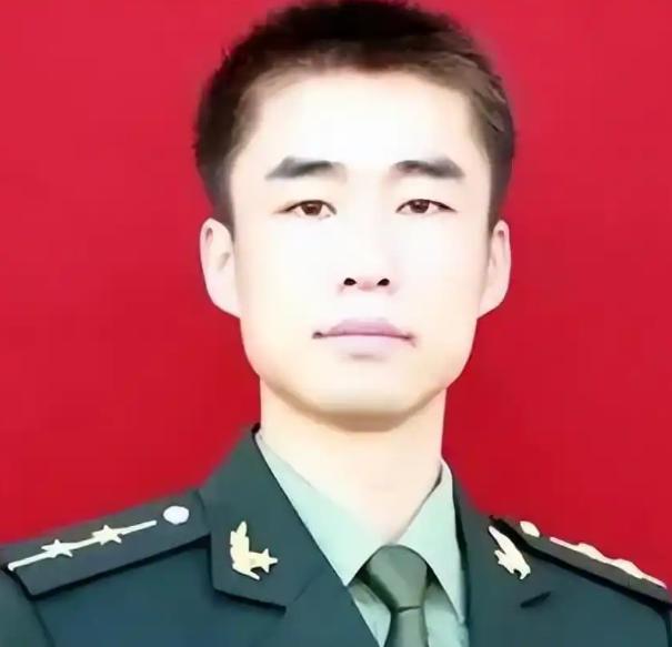 2012年，山东一名军人请假回家，但迟迟不见归队，上级领导打过去电话询问，三岁的