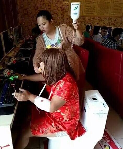 社会新闻:男子穿旗袍在网吧打游戏, 一旁媳妇手