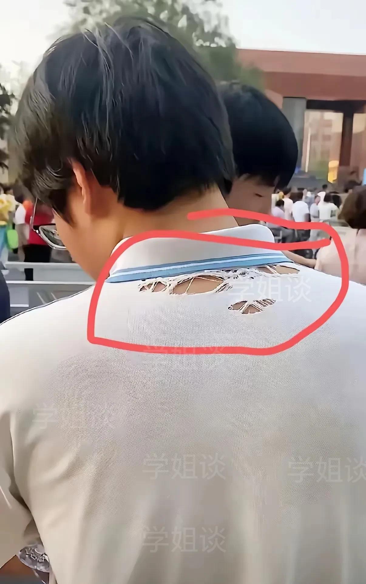 高考结束，这个男孩彻底火了，现在全网都在找他不是因为他第一个出考场，也不是他长