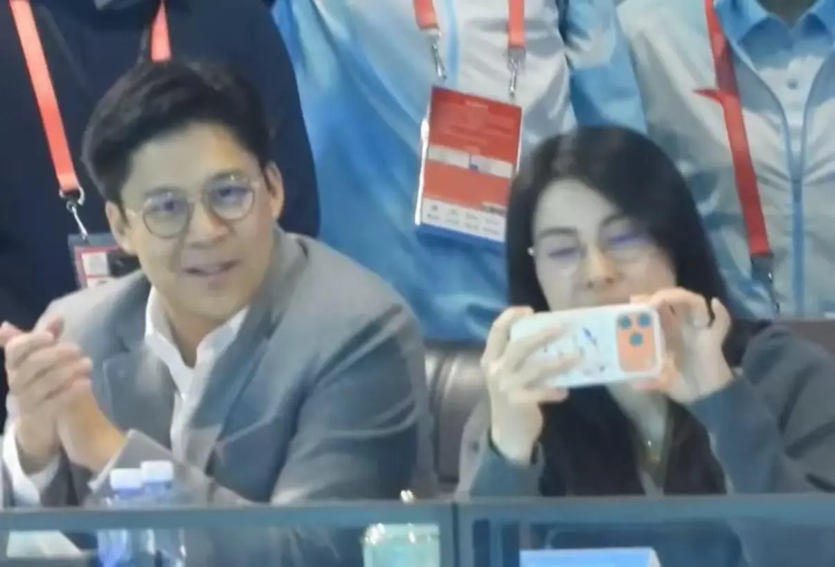 郭晶晶终于大方一次，和老公一起看全运会，用上17pro了还是最好看的爱马仕橘……