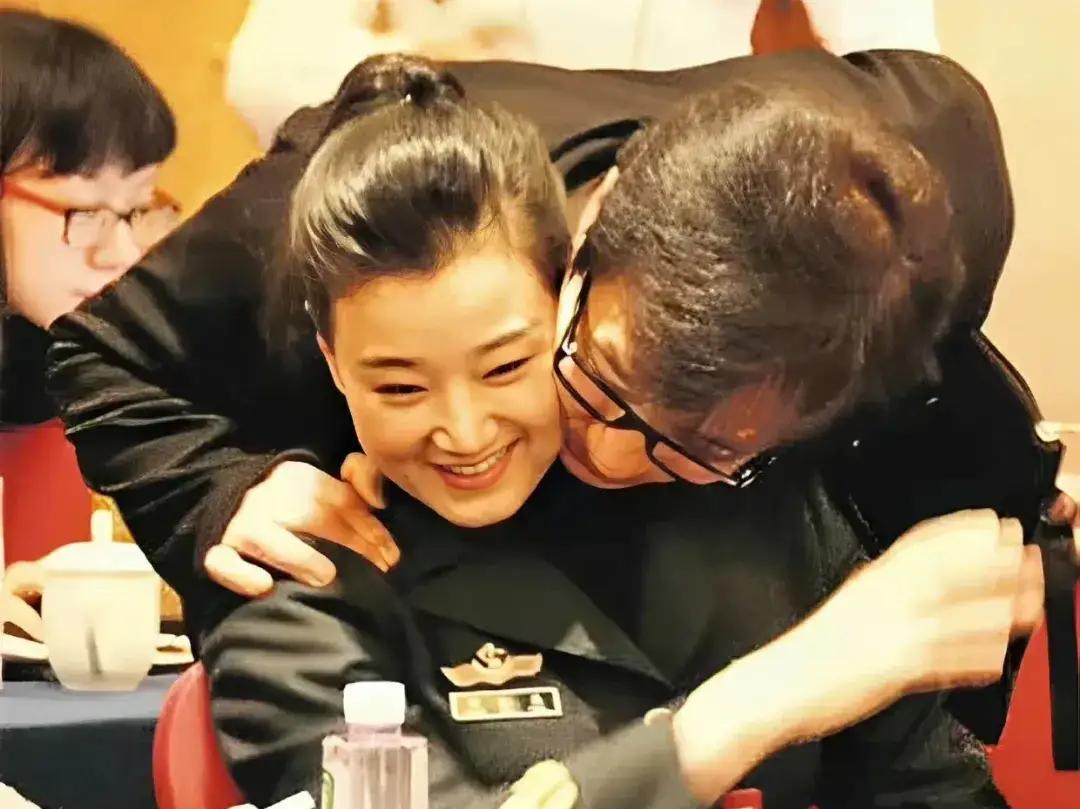 这位大哥，多年以前强行亲吻我们的将军歌唱家，现今，他又伸出了自己的咸猪手。70