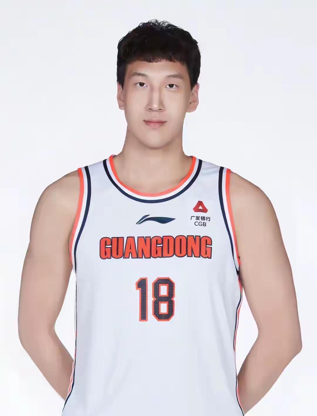 广东休赛期完成第一笔续约合同，小前锋杜润旺完成为续约，这也是意料之中，但合同金额