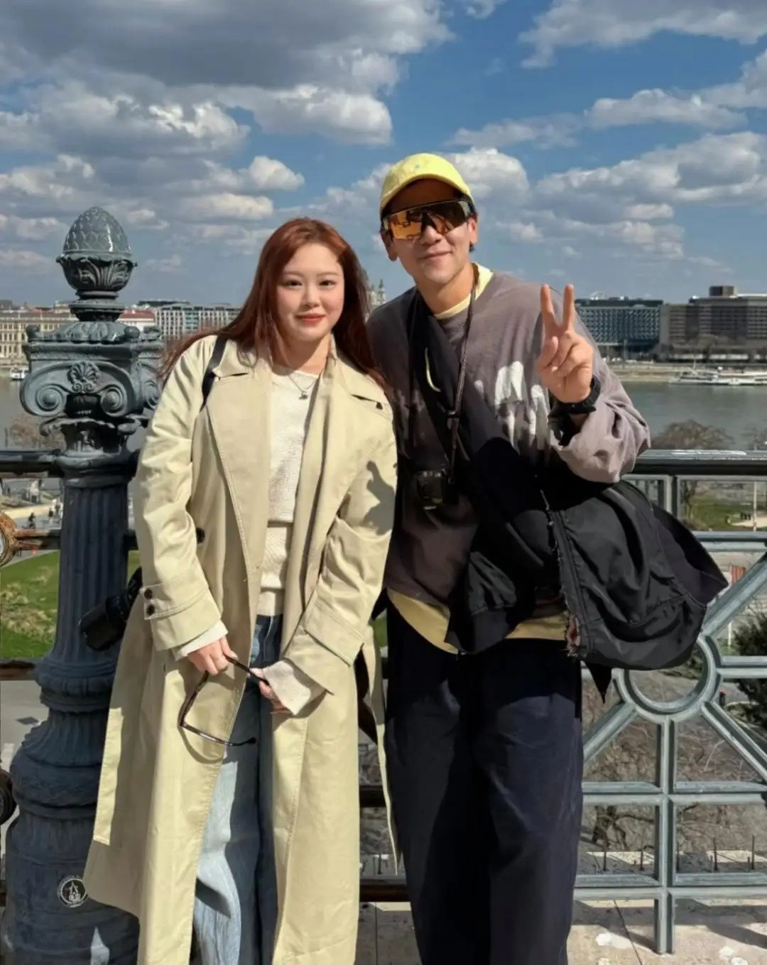 彭于晏在布达佩斯旅游被偶遇，他真人看起来好年轻，身材高大，小麦色皮肤好性感，男人