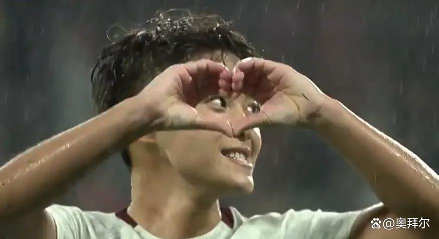 王霜在亚洲杯对阵朝鲜的补时阶段推射破门，随后滑跪庆祝。她刚对孟加拉队浪费了三次