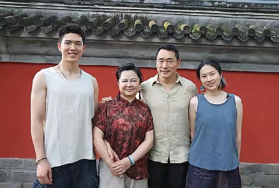 丁海峰一家四口在北京国子监拍全家福，都只说他儿子长得帅，其实女儿长得也很漂亮，笑