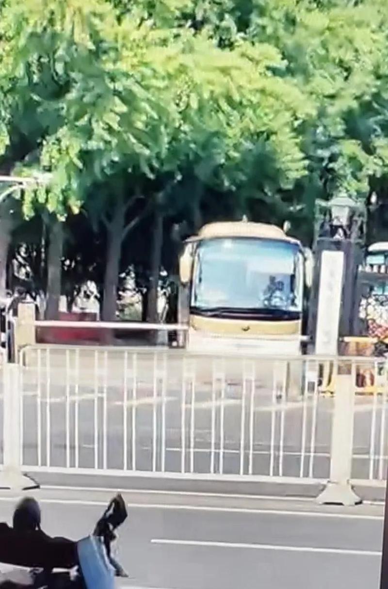 刷到国乒出发机场参加多哈世乒赛的直播。好几辆大巴车陆续从体育总局开出来，院子里