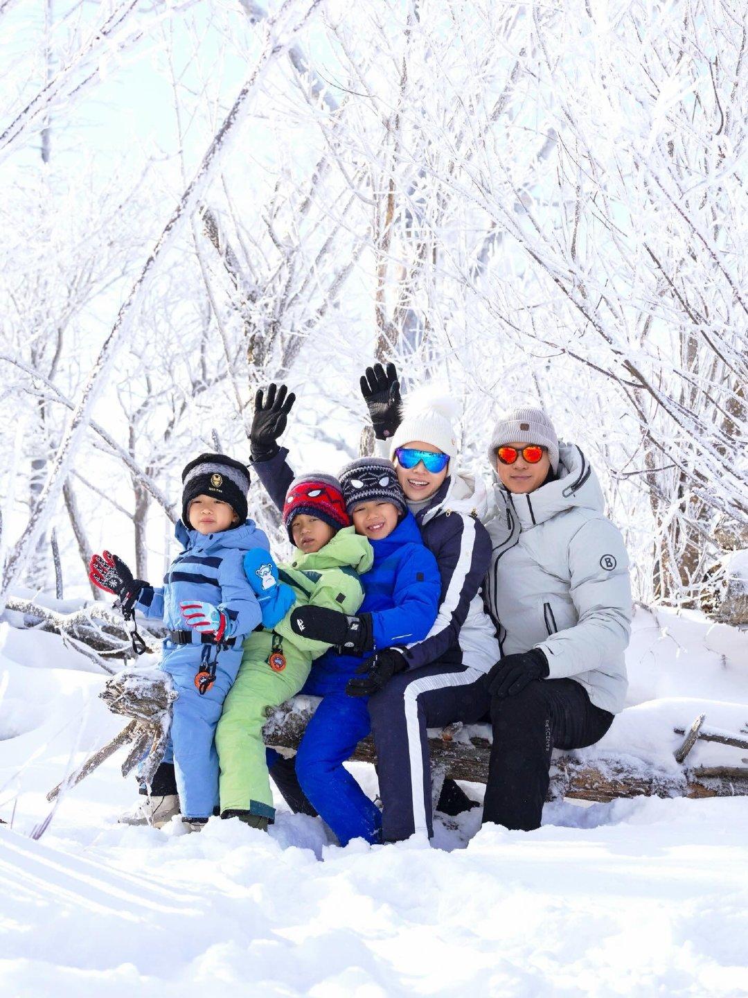 12月25日圣诞节，胡杏儿和老公李乘德带三个儿子去滑雪，一家人看起来好幸福。她