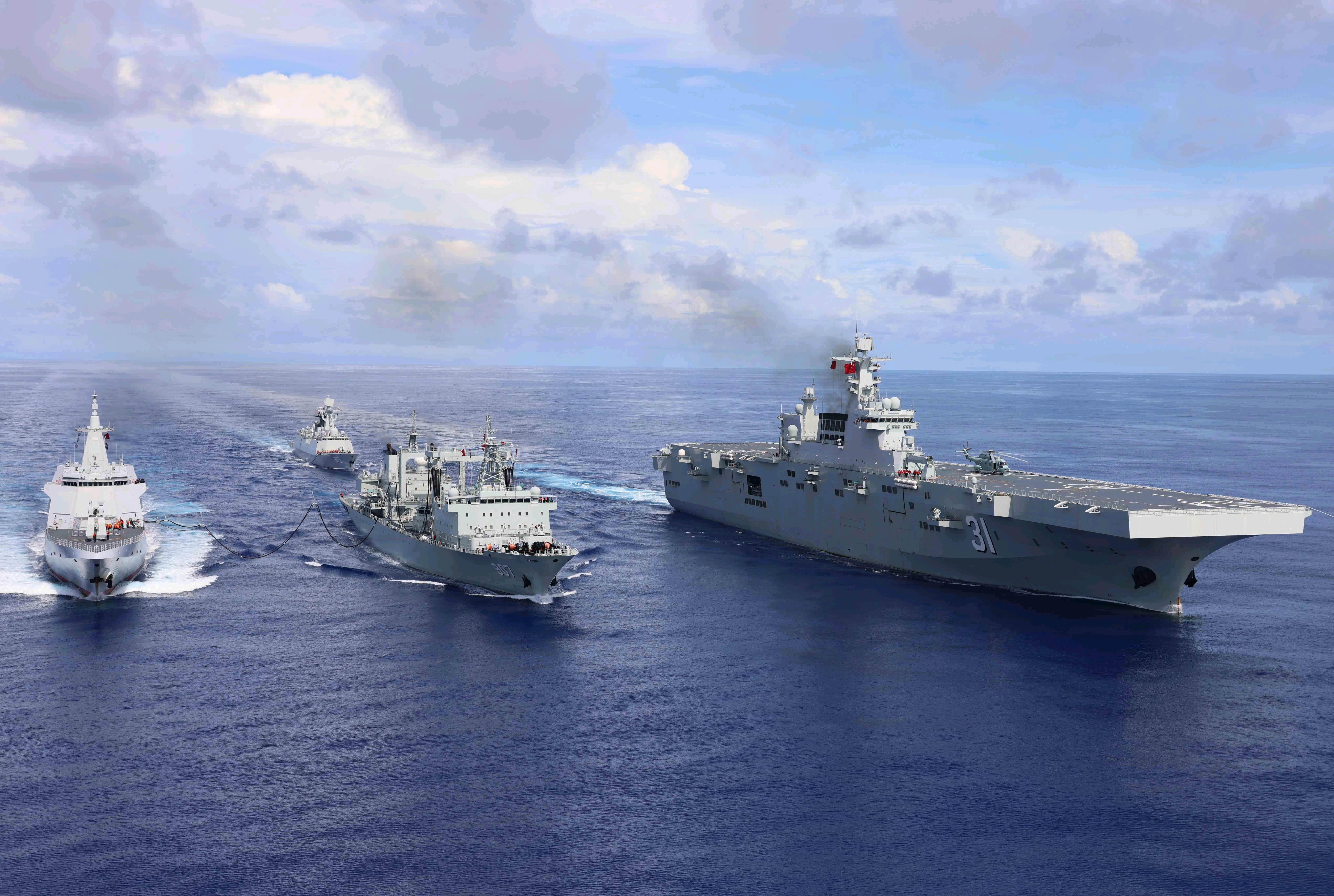 去年西太训练的海南舰编队又见新图经典的“两横一纵”补给队形烽火问鼎计划中国海军