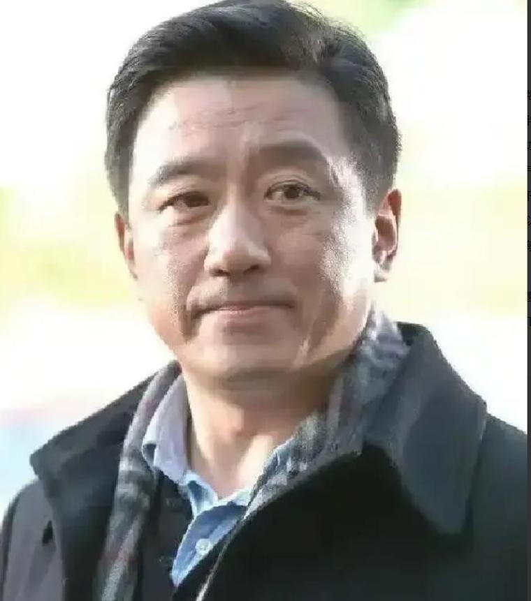 1997年，一男主角拍了70%的戏，以为拿捏住了剧组，当场罢演要加钱。导演陈国军