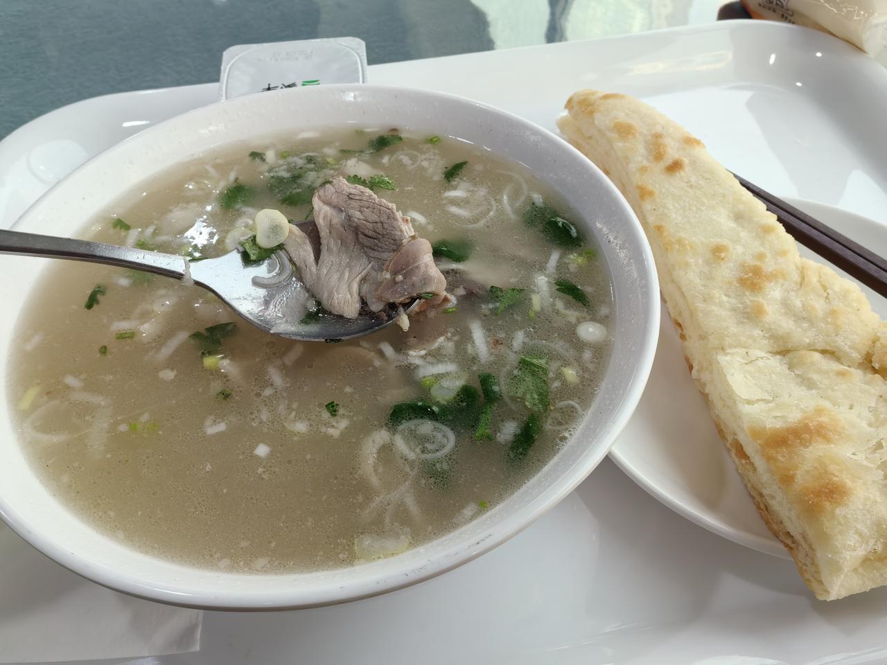 今天饱饱的一顿午餐:羊肉摊＋油饼生活最大的幸福莫过于每天吃得香，睡得着。