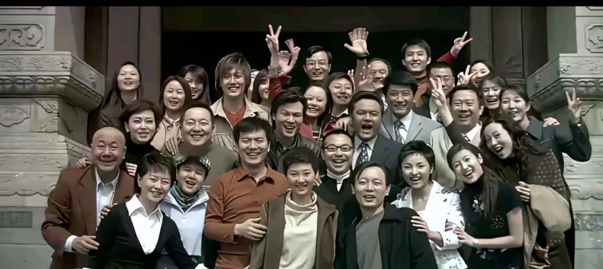这张20多年前的央视主持人、演员大合照，充满了怀旧和青春的气息！让我们看到了许多